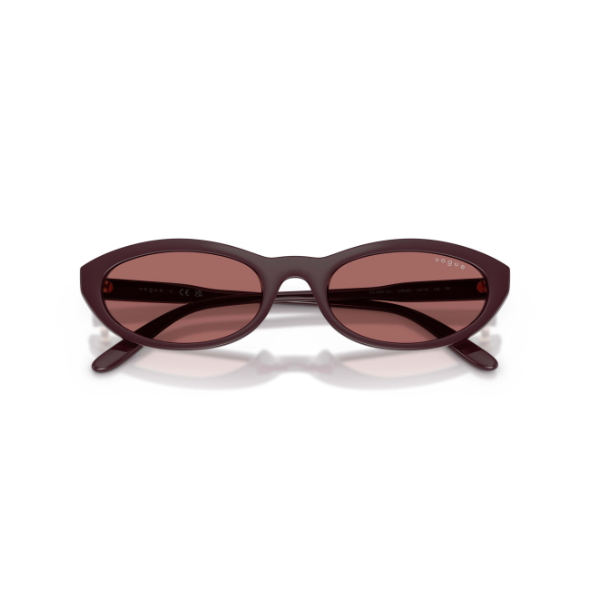 Vogue VO 5697SU col. 328469 è un occhiale da sole in acetato bordeaux bordeaux e calibro 54.