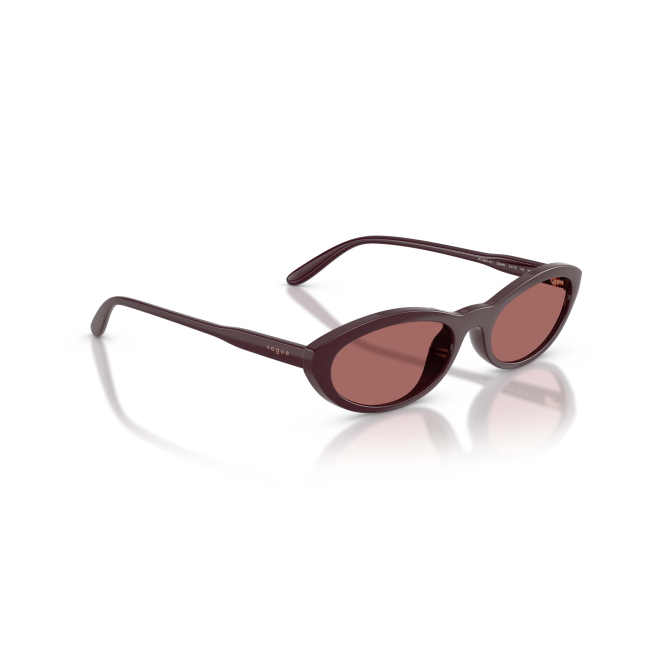 Vogue VO 5697SU col. 328469 è un occhiale da sole in acetato bordeaux bordeaux e calibro 54.