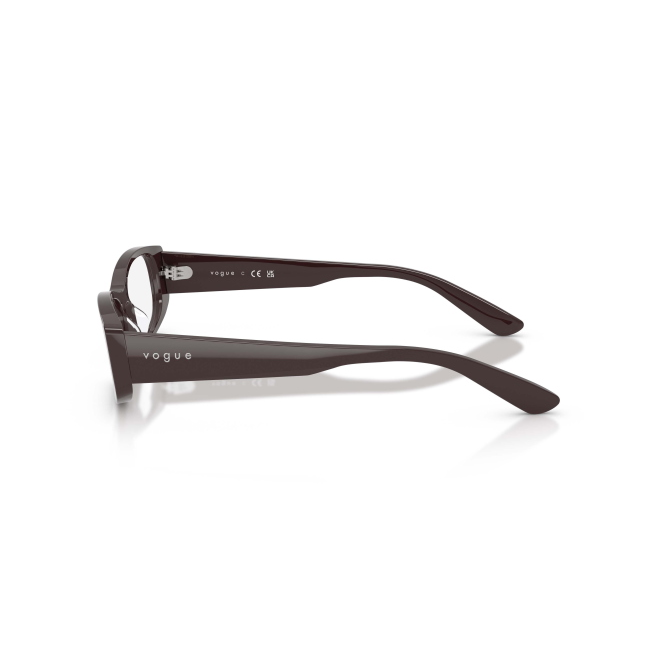 Vogue VO 5699U col. 3269 è una montatura da vista in acetato marrone moka e calibro 51.