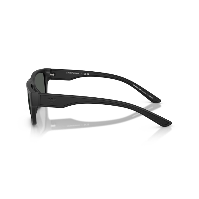 Emporio Armani EA 4267U col. 5001/87 Ã¨ un occhiale da sole dalla forma Pillow in acetato NERO GOMMATO con lenti GRIGIO SCURO. Il calibro 57 mantiene proporzioni armoniose.