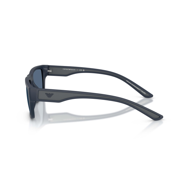 Emporio Armani EA 4267U col. 6185/80 valorizza acetato BLU GOMMATO con lenti BLU SCURE su una forma Pillow. Calibro 57, per una presenza precisa ma non eccessiva.