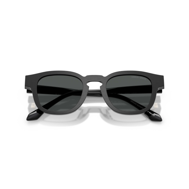 Giorgio Armani AR 8254U col. 5009/87 è un occhiale da sole in acetato nero satinato spazzolato e calibro 48.