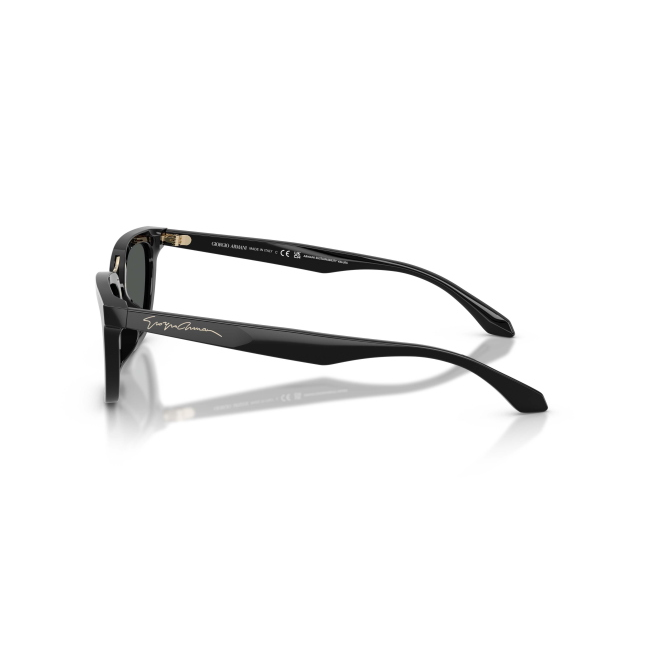 Giorgio Armani AR 8253U col. 5017/87 è un occhiale da sole in acetato nero lucido e calibro 54.