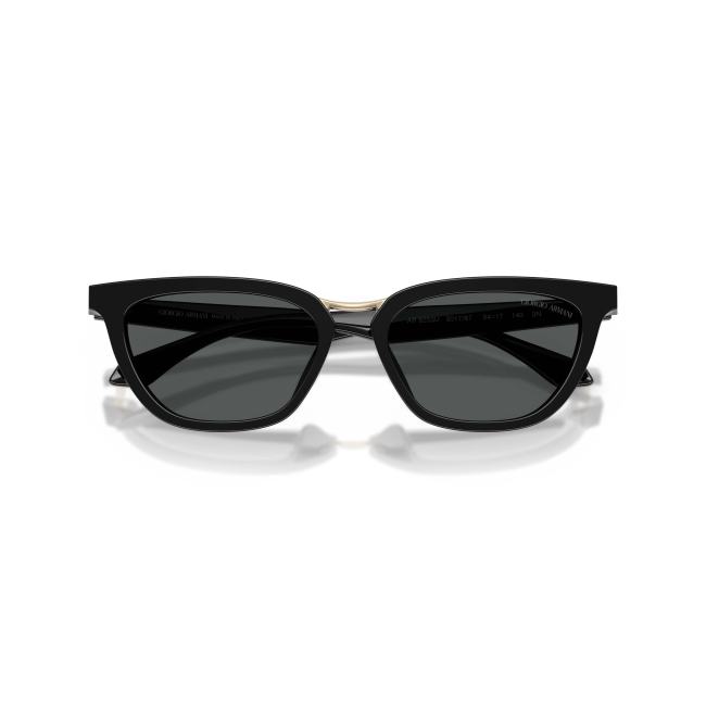 Giorgio Armani AR 8253U col. 5017/87 è un occhiale da sole in acetato nero lucido e calibro 54.