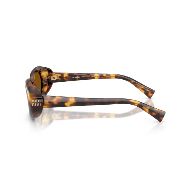 Miu Miu SMU B09 col. 14L-20V è un occhiale da sole in acetato marrone tartarugato e calibro 52.