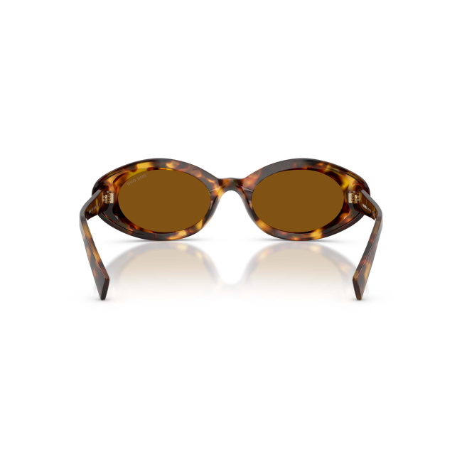 Miu Miu SMU B09 col. 14L-20V è un occhiale da sole in acetato marrone tartarugato e calibro 52.