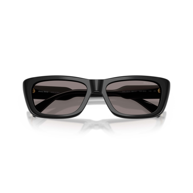 Miu Miu SMU B12 col. 16K-80Q è un occhiale da sole in acetato nero lucido e calibro 56.