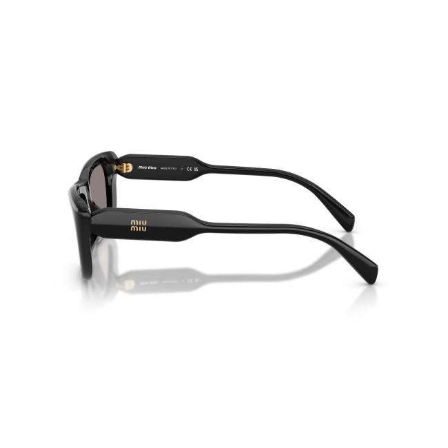 Miu Miu SMU B12 col. 16K-80Q è un occhiale da sole in acetato nero lucido e calibro 56.