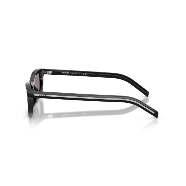 Prada SPR D05 Col.16K-03D Cal.52: occhiale da sole, calibro 52, colore 16K-03D. Materiale/finitura celluloide nero lucido, colore principale nero, lenti grigio.