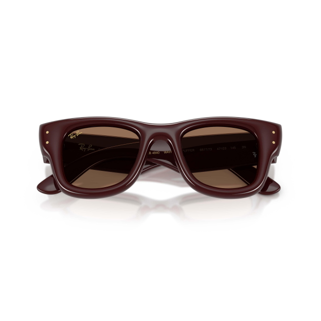 Ray-Ban RB 4940 WAYFARER PUFFER X A$AP ROCKY col. 6877/73 è un occhiale da sole in acetato marrone scuro e calibro 50.