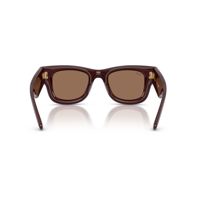 Ray-Ban RB 4940 WAYFARER PUFFER X A$AP ROCKY col. 6877/73 è un occhiale da sole in acetato marrone scuro e calibro 50.