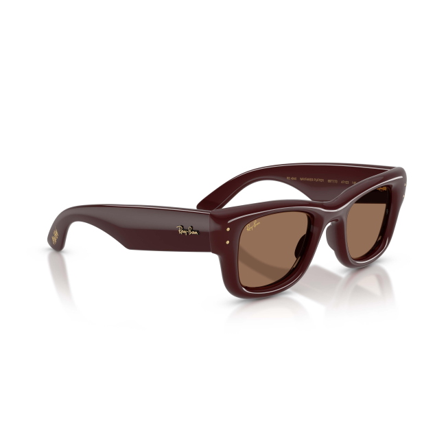 Ray-Ban RB 4940 WAYFARER PUFFER X A$AP ROCKY col. 6877/73 è un occhiale da sole in acetato marrone scuro e calibro 50.