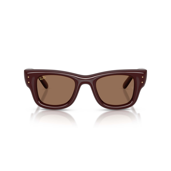 Ray-Ban RB 4940 WAYFARER PUFFER X A$AP ROCKY col. 6877/73 è un occhiale da sole in acetato marrone scuro e calibro 50.