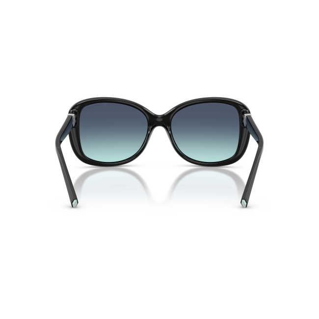 Tiffany & Co. TF 4257U col. 8001/9S è un occhiale da sole in acetato nero lucido e calibro 56.