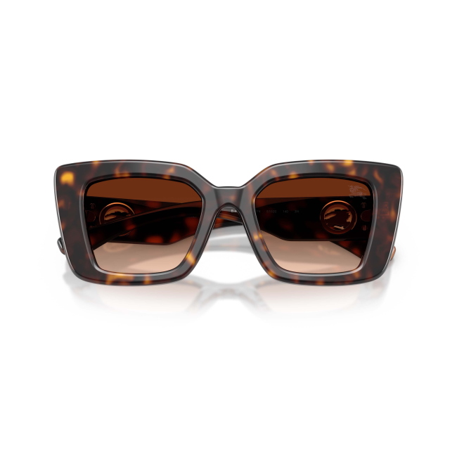 Burberry BE 4476 col. 3002/74 interpreta il modello con acetato MARRONE TARTARUGATO con lenti MARRONI SFUMATE. La forma Cat Eye e il calibro 51 ne definiscono il carattere.