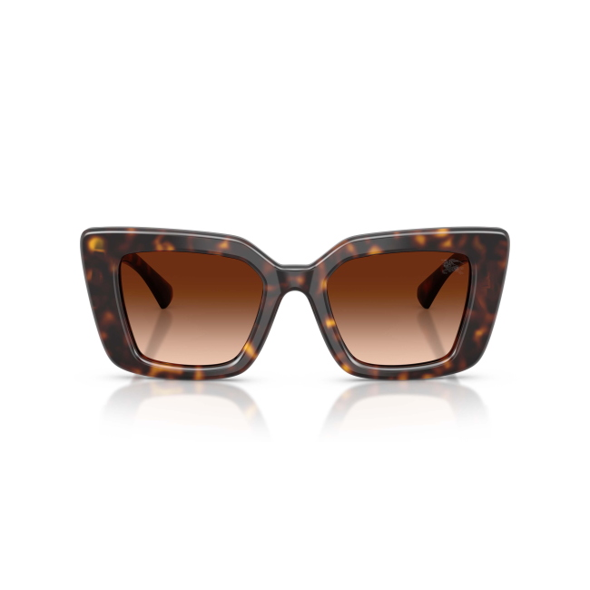 Burberry BE 4476 col. 3002/74 interpreta il modello con acetato MARRONE TARTARUGATO con lenti MARRONI SFUMATE. La forma Cat Eye e il calibro 51 ne definiscono il carattere.