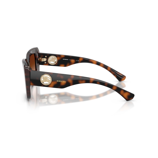 Burberry BE 4476 col. 3002/74 interpreta il modello con acetato MARRONE TARTARUGATO con lenti MARRONI SFUMATE. La forma Cat Eye e il calibro 51 ne definiscono il carattere.