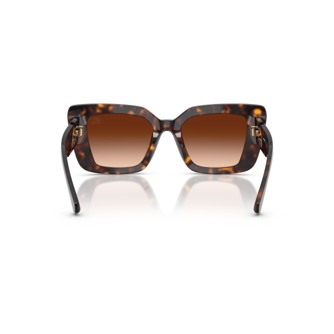 Burberry BE 4476 col. 3002/74 interpreta il modello con acetato MARRONE TARTARUGATO con lenti MARRONI SFUMATE. La forma Cat Eye e il calibro 51 ne definiscono il carattere.