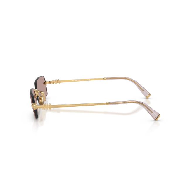 Miu Miu SMU B50 col. 5AK-20I è un occhiale da sole da donna in metallo oro, dalla forma rettangolare e calibro 52.