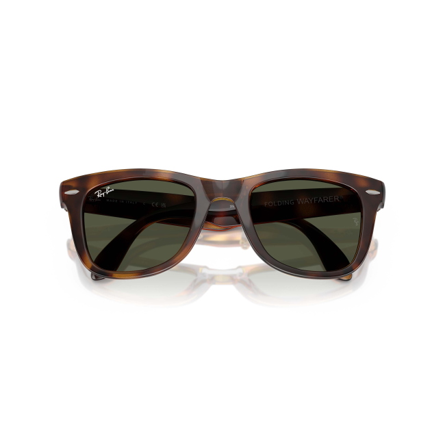 Ray-Ban RB 4105 FOLDING WAYFARER col. 710/31 è un occhiale da sole in acetato marrone tartarugato e calibro 50.