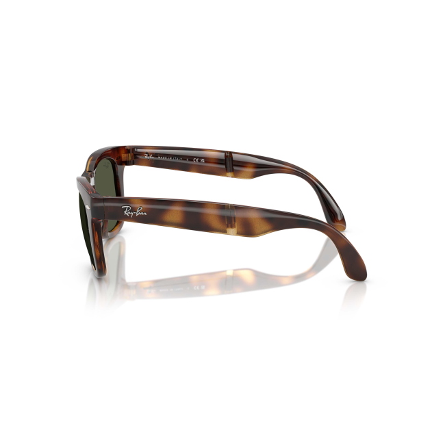 Ray-Ban RB 4105 FOLDING WAYFARER col. 710/31 è un occhiale da sole in acetato marrone tartarugato e calibro 50.