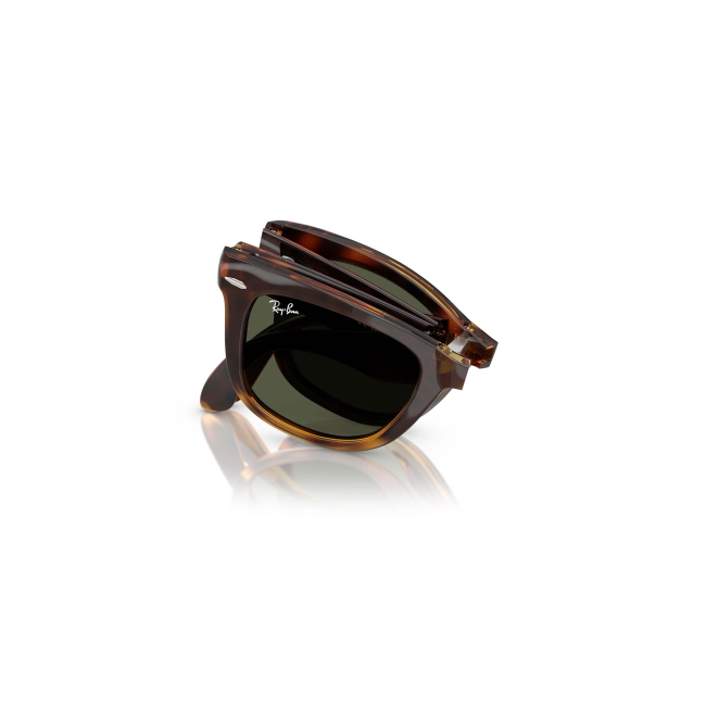 Ray-Ban RB 4105 FOLDING WAYFARER col. 710/31 è un occhiale da sole in acetato marrone tartarugato e calibro 50.