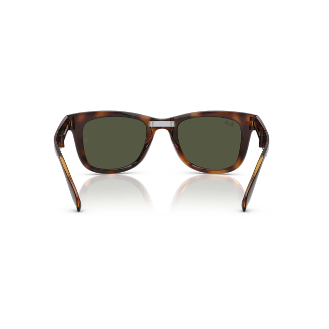 Ray-Ban RB 4105 FOLDING WAYFARER col. 710/31 è un occhiale da sole in acetato marrone tartarugato e calibro 50.