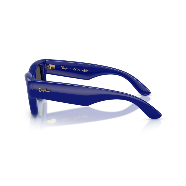 Ray-Ban RB 4940 WAYFARER PUFFER X A$AP ROCKY col. 6833/87 è un occhiale da sole in acetato blu e calibro 47.