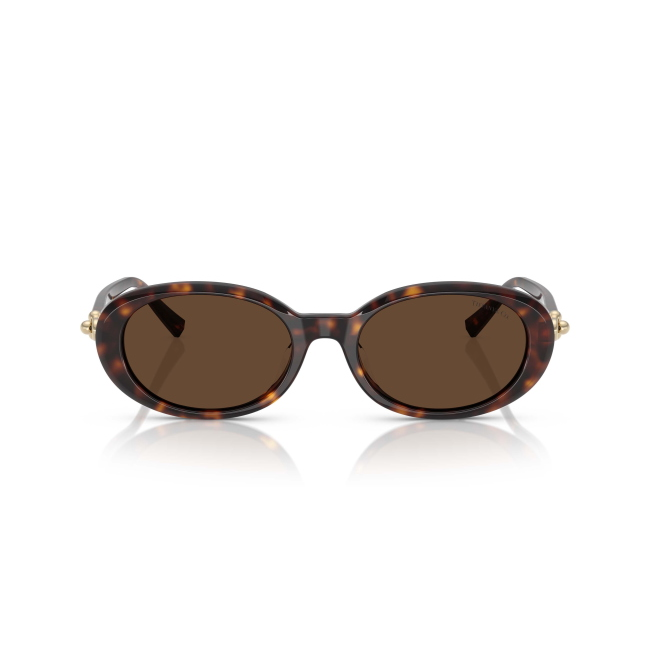 Tiffany & Co. TF 4242D col. 8015/3G è un occhiale da sole da donna in acetato marrone tartarugato, dalla forma ovale e calibro 54.