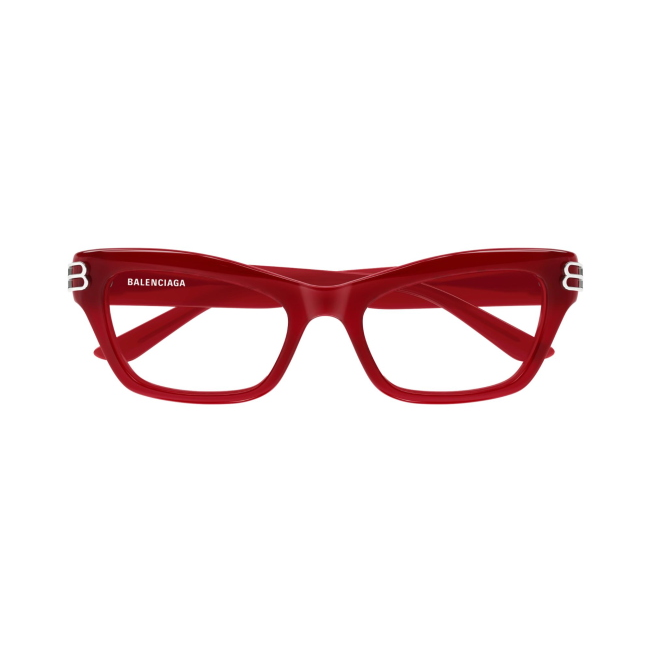 Balenciaga BB 0435 O col. 005 presenta un profilo lineare in acetato ROSSO. Calibro 54, con linee pensate per l'uso quotidiano.