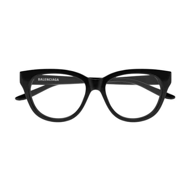 Balenciaga BB 0441 O col. 001 propone un montatura da vista in acetato NERO LUCIDO, calibro 53. Le proporzioni mantengono un equilibrio pulito e contemporaneo.