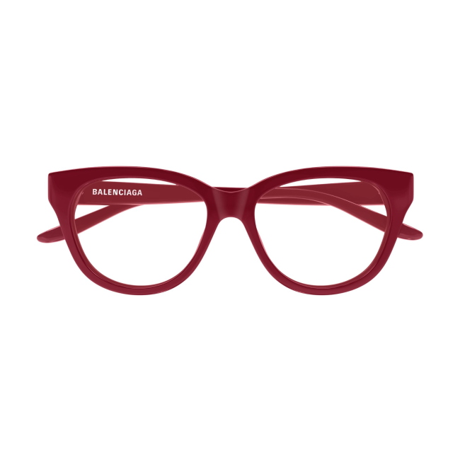Balenciaga BB 0441 O col. 005 combina acetato BORDEAUX con una forma equilibrata. Calibro 53, per un risultato moderno e portabile.