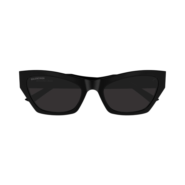 Balenciaga BB 0447 S col. 001 è un occhiale da sole in acetato nero lucido e calibro 56.