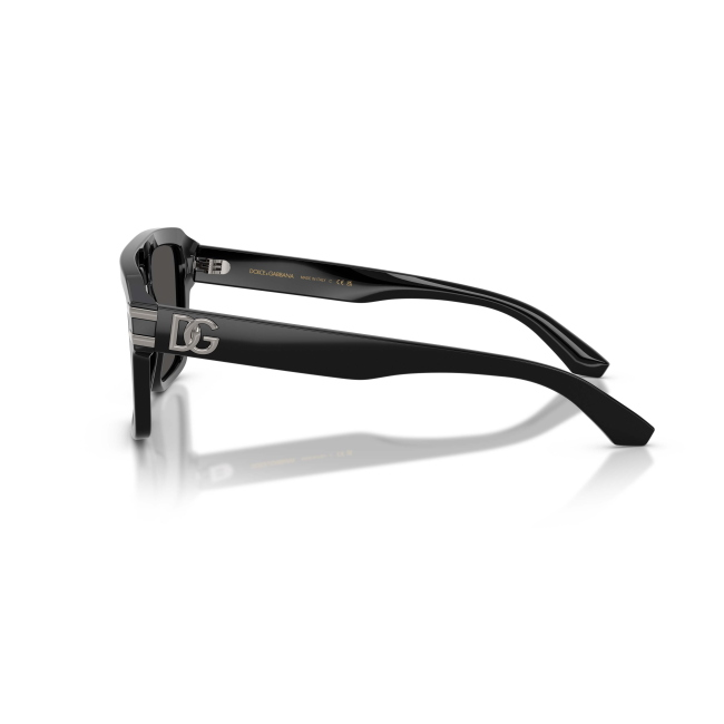 Dolce & Gabbana DG 4562 col. 501/87 è un occhiale da sole da uomo in acetato nero lucido, dalla forma pilot e calibro 54.