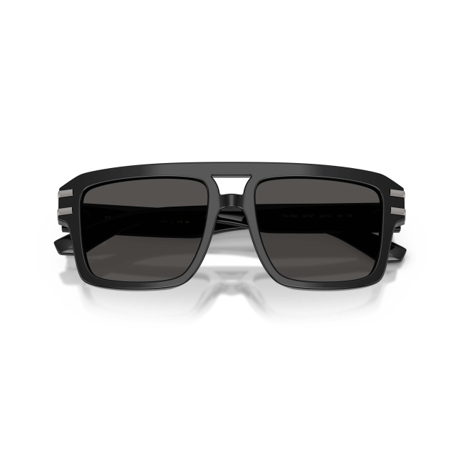 Dolce & Gabbana DG 4562 col. 501/87 è un occhiale da sole da uomo in acetato nero lucido, dalla forma pilot e calibro 54.