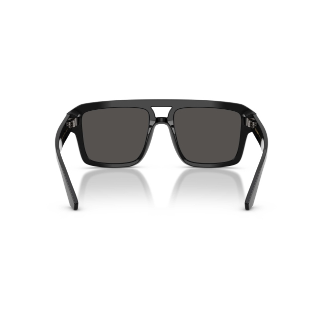 Dolce & Gabbana DG 4562 col. 501/87 è un occhiale da sole da uomo in acetato nero lucido, dalla forma pilot e calibro 54.