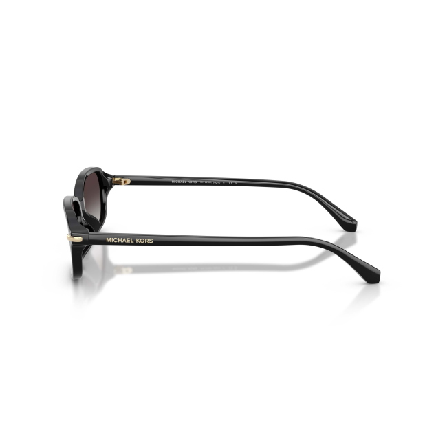 MICHAEL KORS MK 2288U AGRA col. 39148G è un occhiale da sole da donna in acetato nero lucido, dalla forma rettangolare e calibro 56.