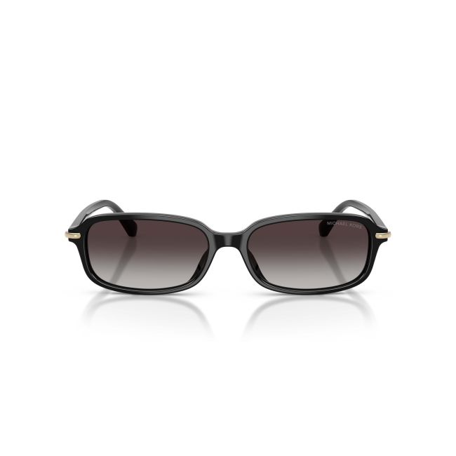 MICHAEL KORS MK 2288U AGRA col. 39148G è un occhiale da sole da donna in acetato nero lucido, dalla forma rettangolare e calibro 56.