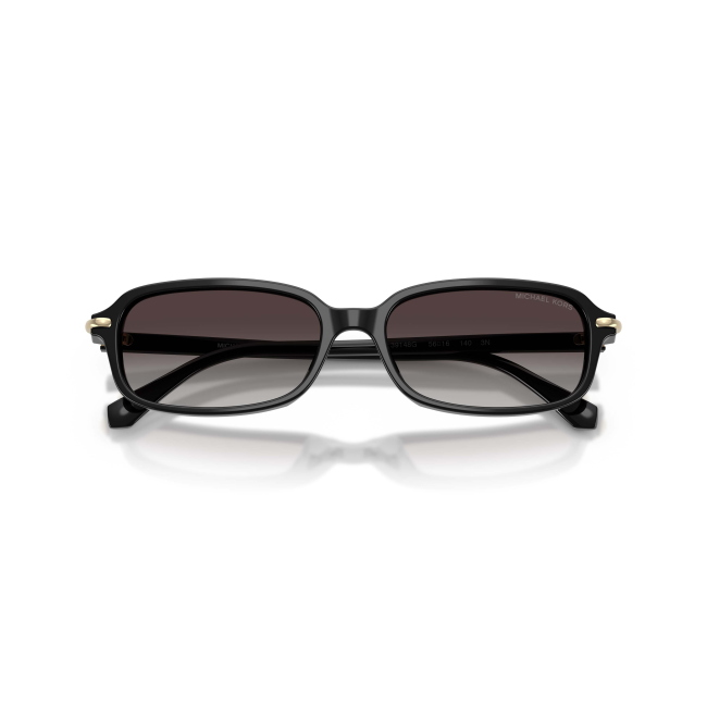 MICHAEL KORS MK 2288U AGRA col. 39148G è un occhiale da sole da donna in acetato nero lucido, dalla forma rettangolare e calibro 56.