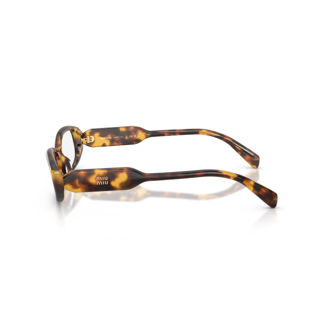 Miu Miu VMU 06Z col. 14L-1O1 interpreta il modello con acetato MARRONE TARTARUGATO. La forma Rettangolare e il calibro 54 ne definiscono il carattere.