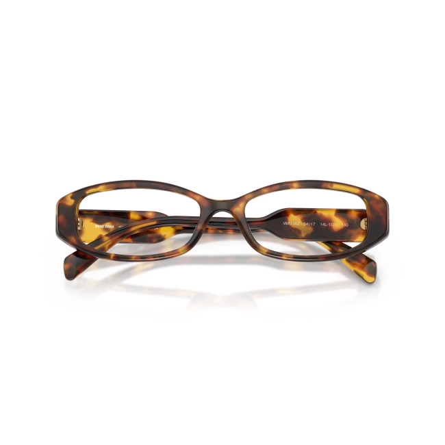 Miu Miu VMU 06Z col. 14L-1O1 interpreta il modello con acetato MARRONE TARTARUGATO. La forma Rettangolare e il calibro 54 ne definiscono il carattere.