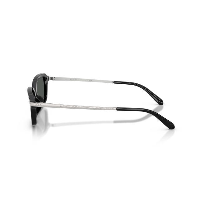 Ralph Lauren RL 8245U col. 5001/87 Ã¨ un occhiale da sole in acetato NERO LUCIDO con lenti GRIGIO SCURO. Il calibro 55 mantiene proporzioni armoniose.