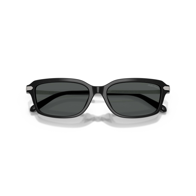 Ralph Lauren RL 8245U col. 5001/87 Ã¨ un occhiale da sole in acetato NERO LUCIDO con lenti GRIGIO SCURO. Il calibro 55 mantiene proporzioni armoniose.