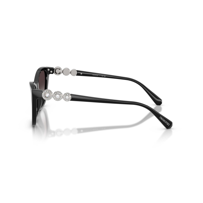 Swarovski SK 6068U col. 1038/8G è un occhiale da sole da donna in acetato nero lucido, dalla forma cat eye e calibro 54.