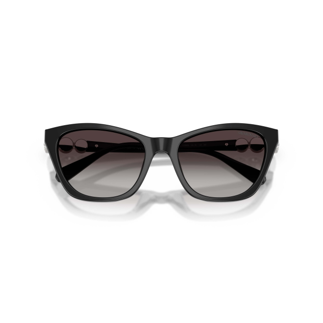Swarovski SK 6068U col. 1038/8G è un occhiale da sole da donna in acetato nero lucido, dalla forma cat eye e calibro 54.