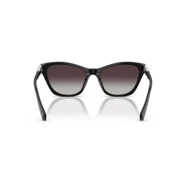 Swarovski SK 6068U col. 1038/8G è un occhiale da sole da donna in acetato nero lucido, dalla forma cat eye e calibro 54.