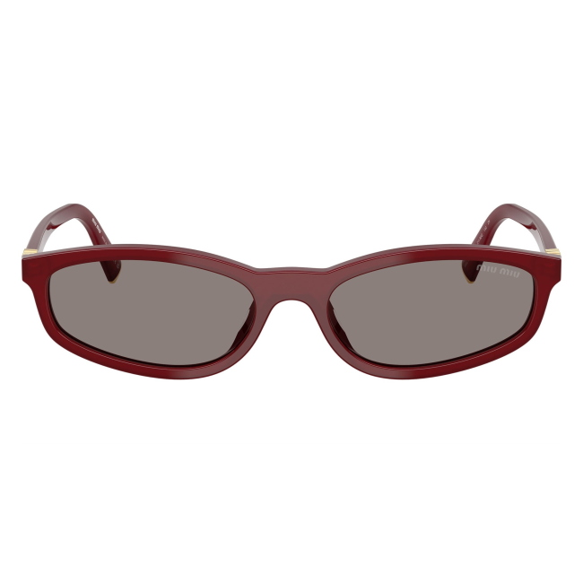 Miu Miu SMU A06 21I-80Q: occhiale da sole da donna dalla forma irregolare in acetato Bordeaux opalescente, con lenti Grigio scuro, calibro 54.