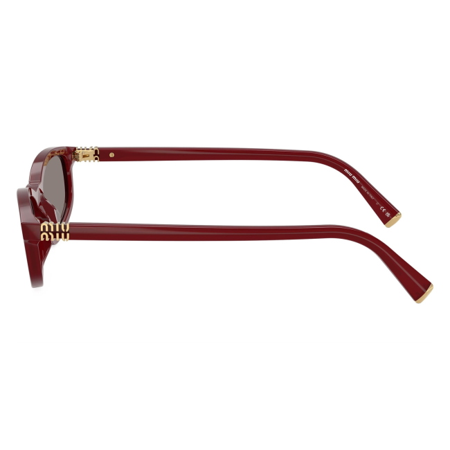 Miu Miu SMU A06 21I-80Q: occhiale da sole da donna dalla forma irregolare in acetato Bordeaux opalescente, con lenti Grigio scuro, calibro 54.
