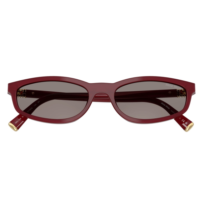 Miu Miu SMU A06 21I-80Q: occhiale da sole da donna dalla forma irregolare in acetato Bordeaux opalescente, con lenti Grigio scuro, calibro 54.