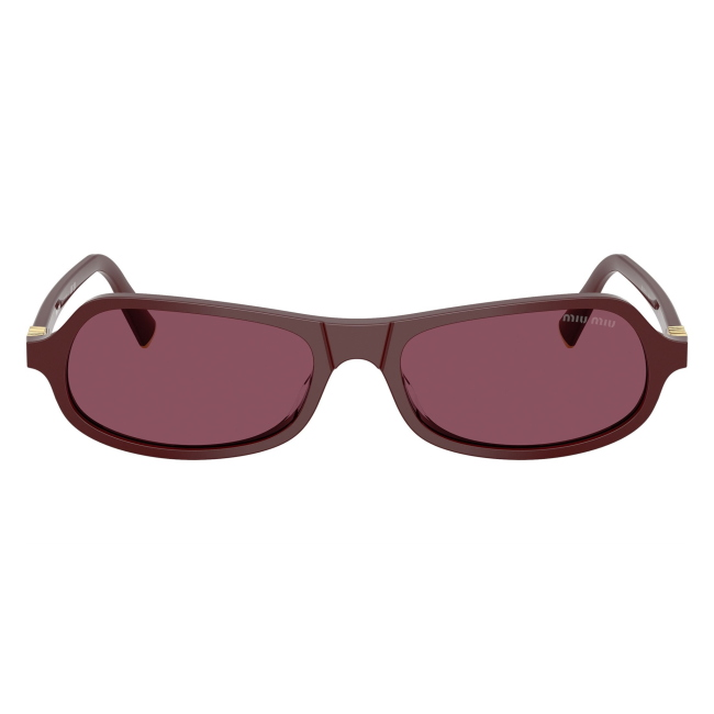Miu Miu SMU B10 26L-20Y: occhiale da sole da donna dalla forma irregolare in acetato Rosso Ciliegia, con lenti Violetto scuro, calibro 55.
